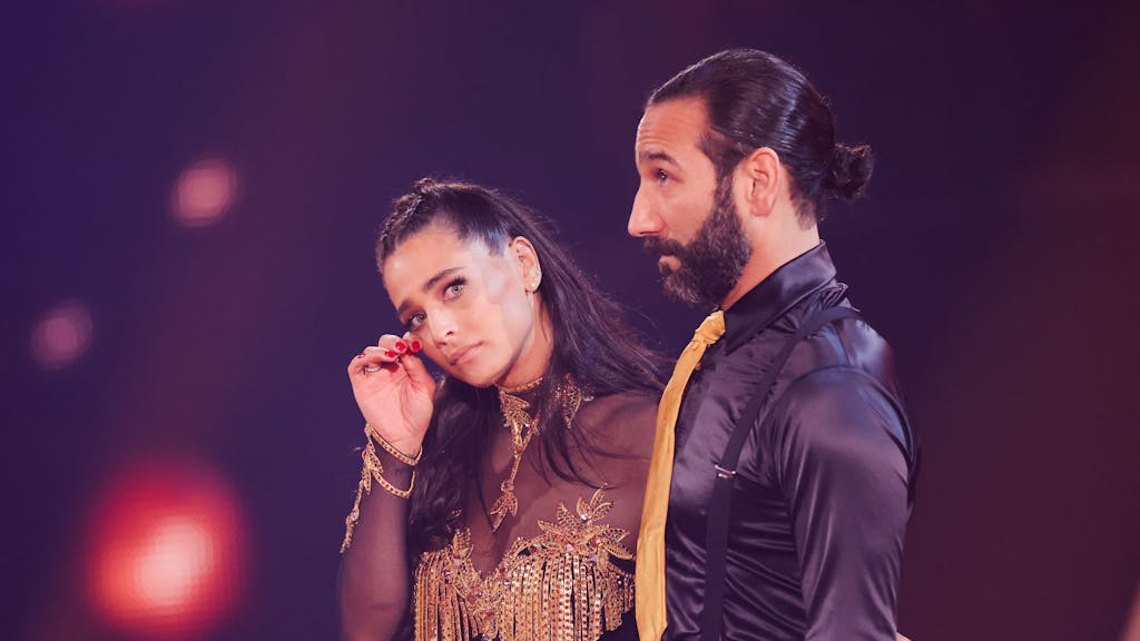 Amira Pocher (l.) und Massimo Sinato (r.) in der RTL-Tanzshow „Let's Dance“.