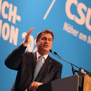 Markus Söder spricht aufgebracht mit erhobener Hand beim Parteitag der CSU am 30. April 2022.