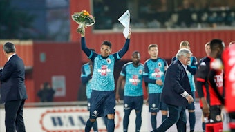 Stürmer Igor de Camargo bei seinem letzten Auftritt als Fußball-Profi im Trikot von RWD Molenbeek beim Relegations-Duell in Seraing am 30. April 2022. De Camargo hat Blumen überreicht bekommen.
