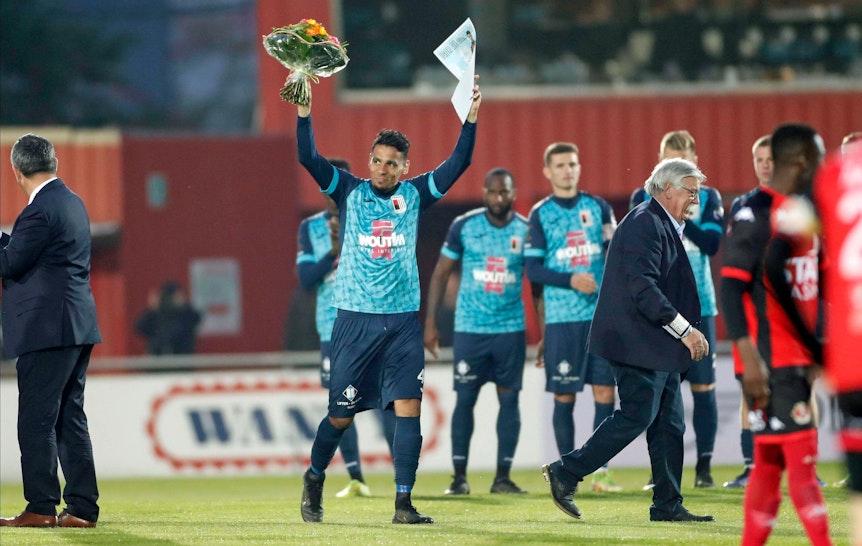 Stürmer Igor de Camargo bei seinem letzten Auftritt als Fußball-Profi im Trikot von RWD Molenbeek beim Relegations-Duell in Seraing am 30. April 2022. De Camargo hat Blumen überreicht bekommen.