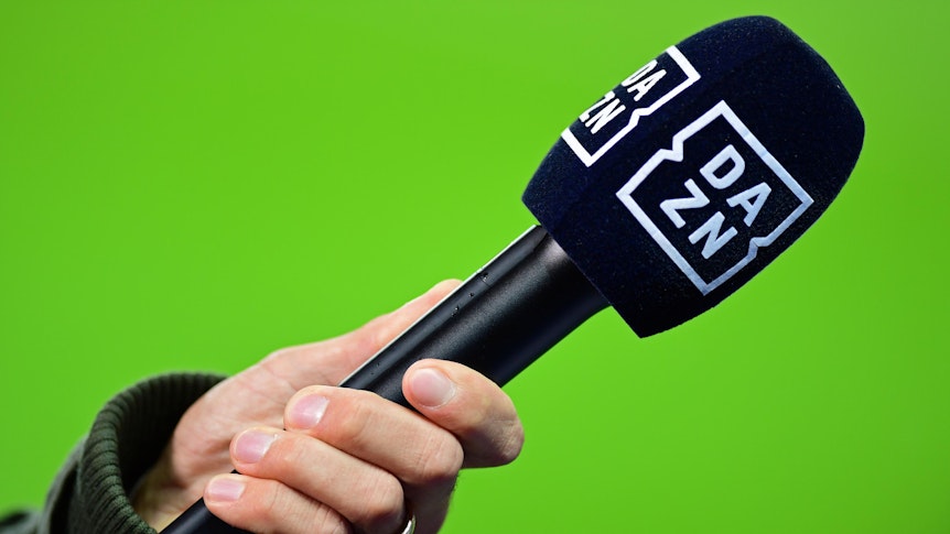 Die Hand eines Reporters hält bei einem Interview ein Mikrofon mit der Aufschrift „DAZN“. Dieses Symbolfoto stammt vom 4. Oktober 2019.