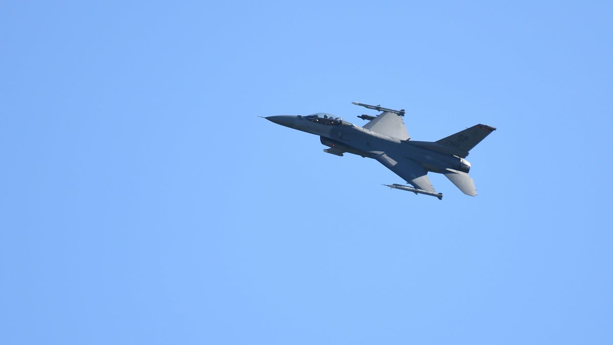 Dänemark ließ Kampfflugzeuge vom Typ F-16 aufsteigen.