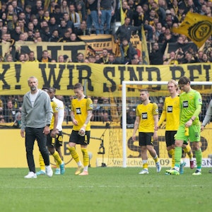 Dortmunds Trainer Marco Rose (l) und sein Team verlassen den Platz.