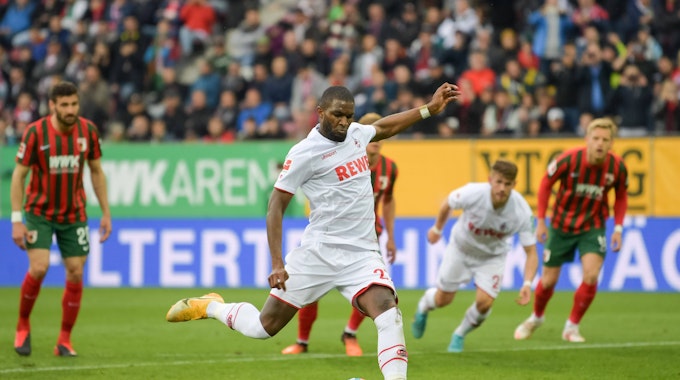 Anthony Modeste trifft für den 1. FC Köln gegen den FC Augsburg per Elfmeter.
