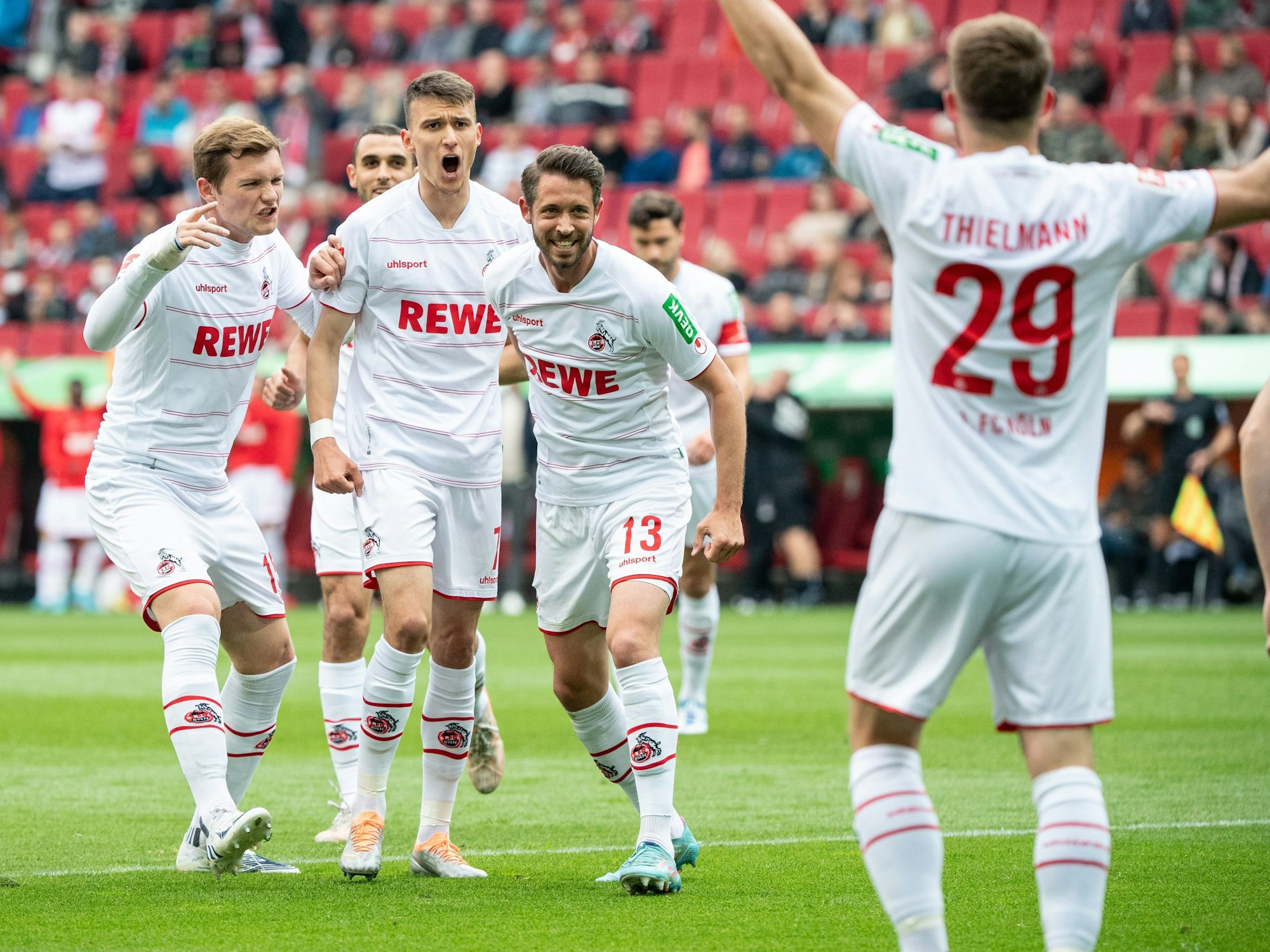 Der 1. FC Köln jubelt beim FC Augsburg.