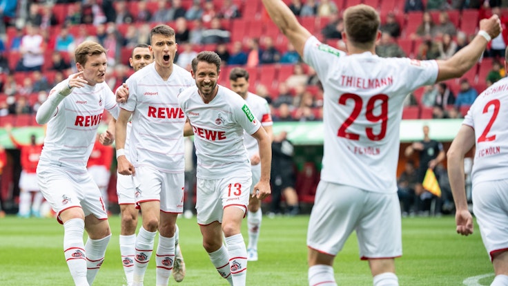 Der 1. FC Köln jubelt beim FC Augsburg.