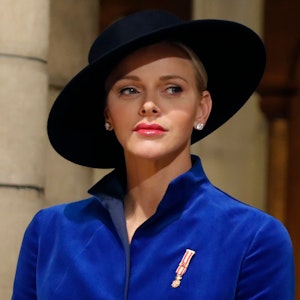 Fürstin Charlene mit einem großem schwarzen Hut, blauem Outfit und einem ernsten Blick am 19. November 2017 bei einem monegassischen Nationalfeiertag.