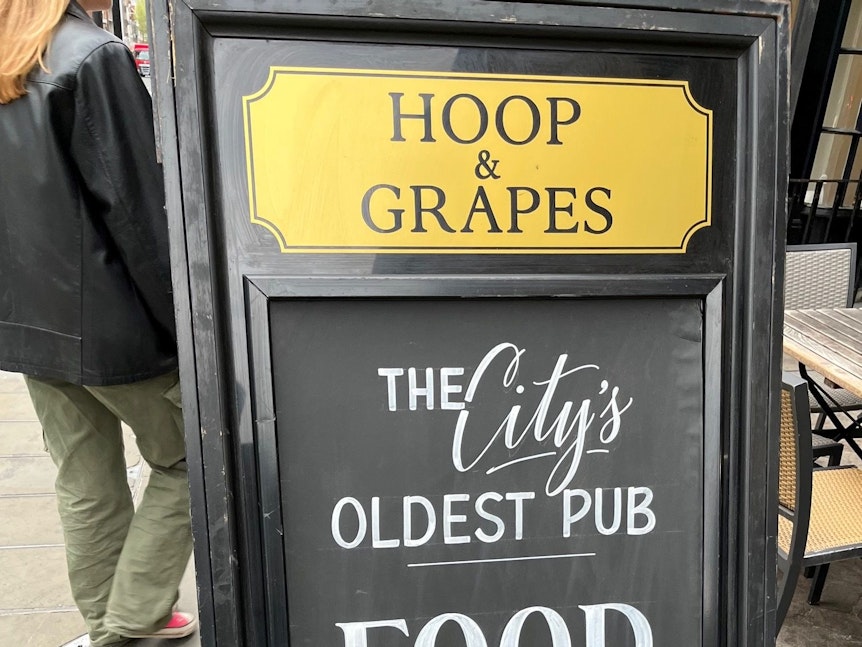 Der angeblich älteste Pub Londons, das Hoop & Grapes in Aldgate, hat eine fast siebenhundertjährige Geschichte.