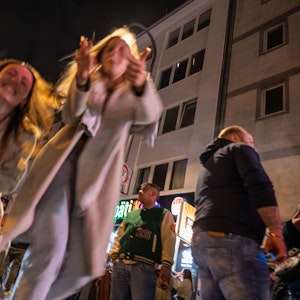 Ein junge Frauen tanzen auf der Straße.