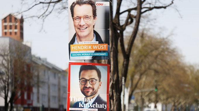 Plakate von Hendrik Wüst und Thomas Kutschaty in Köln.