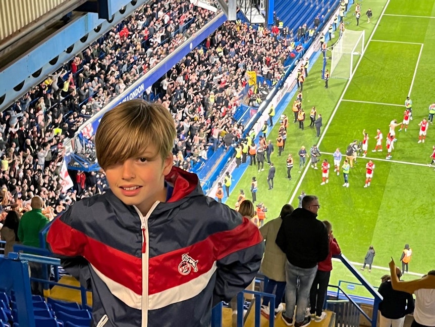 FC-Fan Mats besucht die Stamford Bridge in London beim Spiel zwischen Chelsea und Arsenal am 27. April 2022.