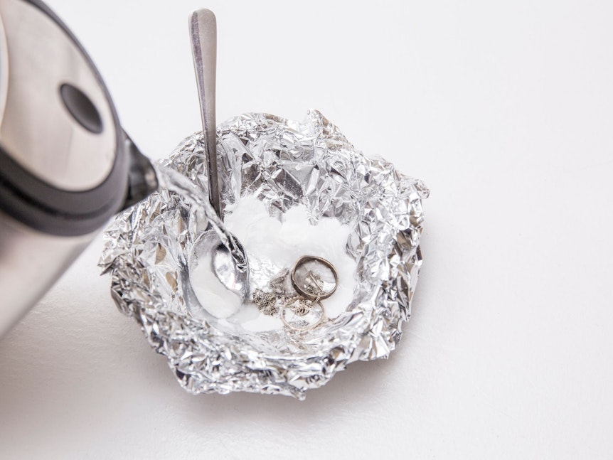 Aluminium löst eine chemische Reaktion aus, die das Silber reinigt.