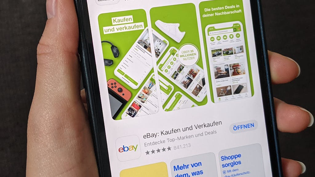 Die App von eBay Kleinanzeigen auf dem Display eines Handys
