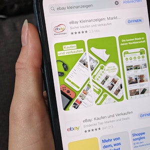 Die App von eBay Kleinanzeigen auf dem Display eines Handys
