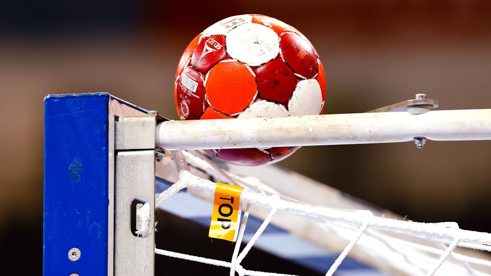 Ein Handball liegt bei einem Spiel der Bundesliga auf dem Tornetz