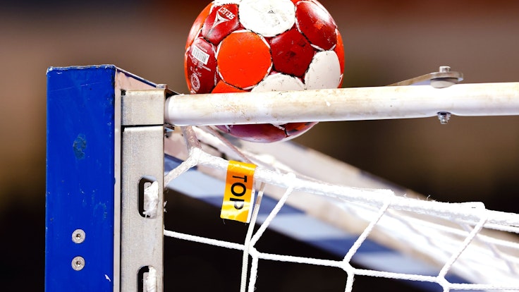 Ein Handball liegt bei einem Spiel der Bundesliga auf dem Tornetz