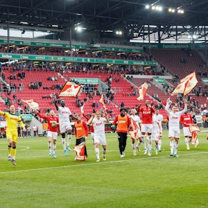 Der 1. FC Köln gewinnt in Augsburg.