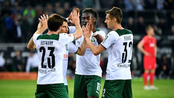 Jonas Hofmann und seine Teamkollegen bejubeln am 2. Mai 2022 einen Treffer beim 3:1-Sieg im Borussia-Park gegen RB Leipzig.