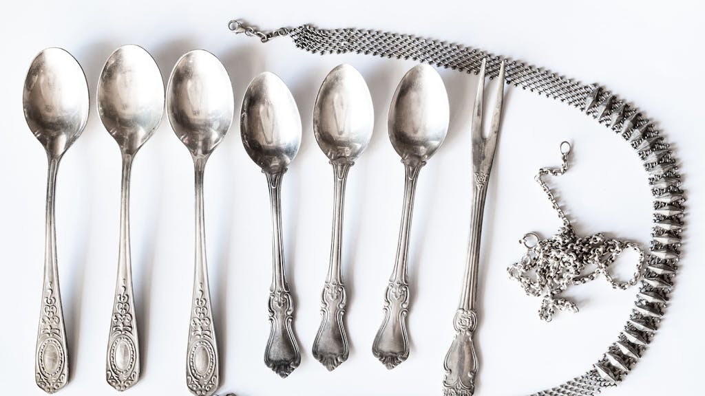 Silber reinigen gelingt mit den richtigen Hausmitteln ohne Probleme.