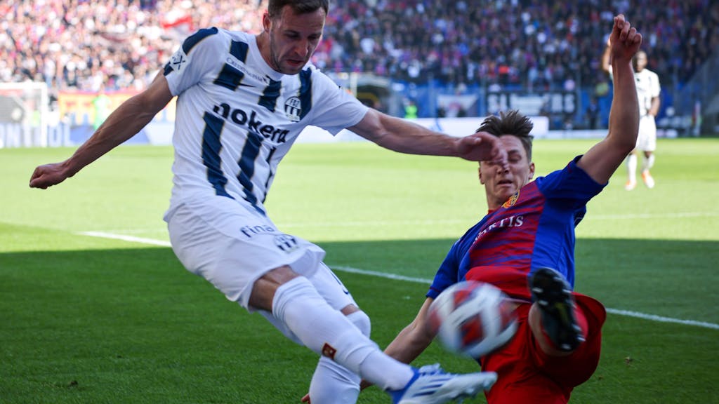 Nikola Boranijasevic (l) vom FC Zürich kämpft um den Ball mit Noah Katterbach vom FC Basel.