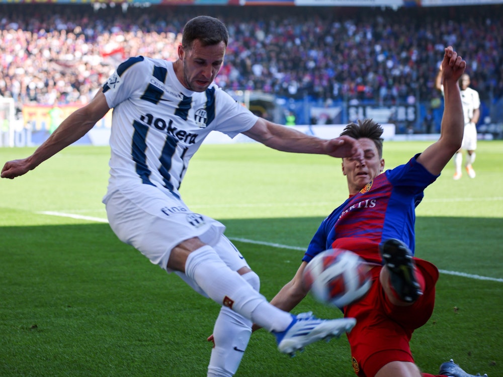 Nikola Boranijasevic (l) vom FC Zürich kämpft um den Ball mit Noah Katterbach vom FC Basel.