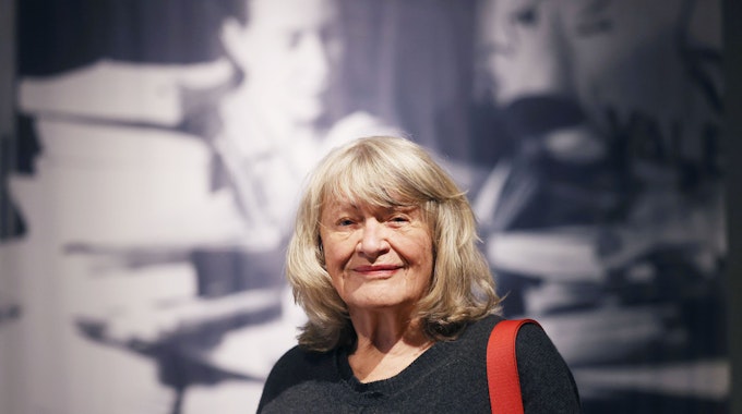 Alice Schwarzer, Autorin und Feministin, steht in der Ausstellung „Das andere Geschlecht“.
