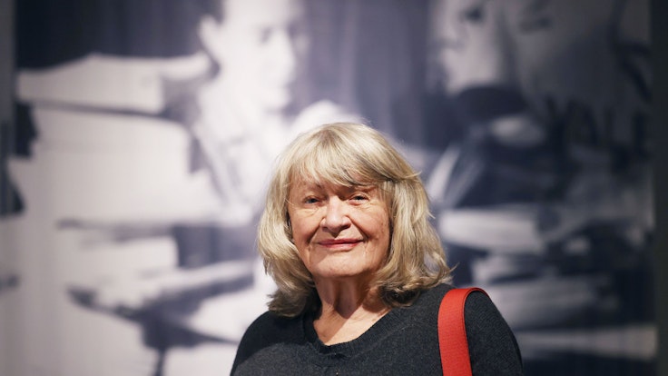 Alice Schwarzer, Autorin und Feministin, steht in der Ausstellung „Das andere Geschlecht“.