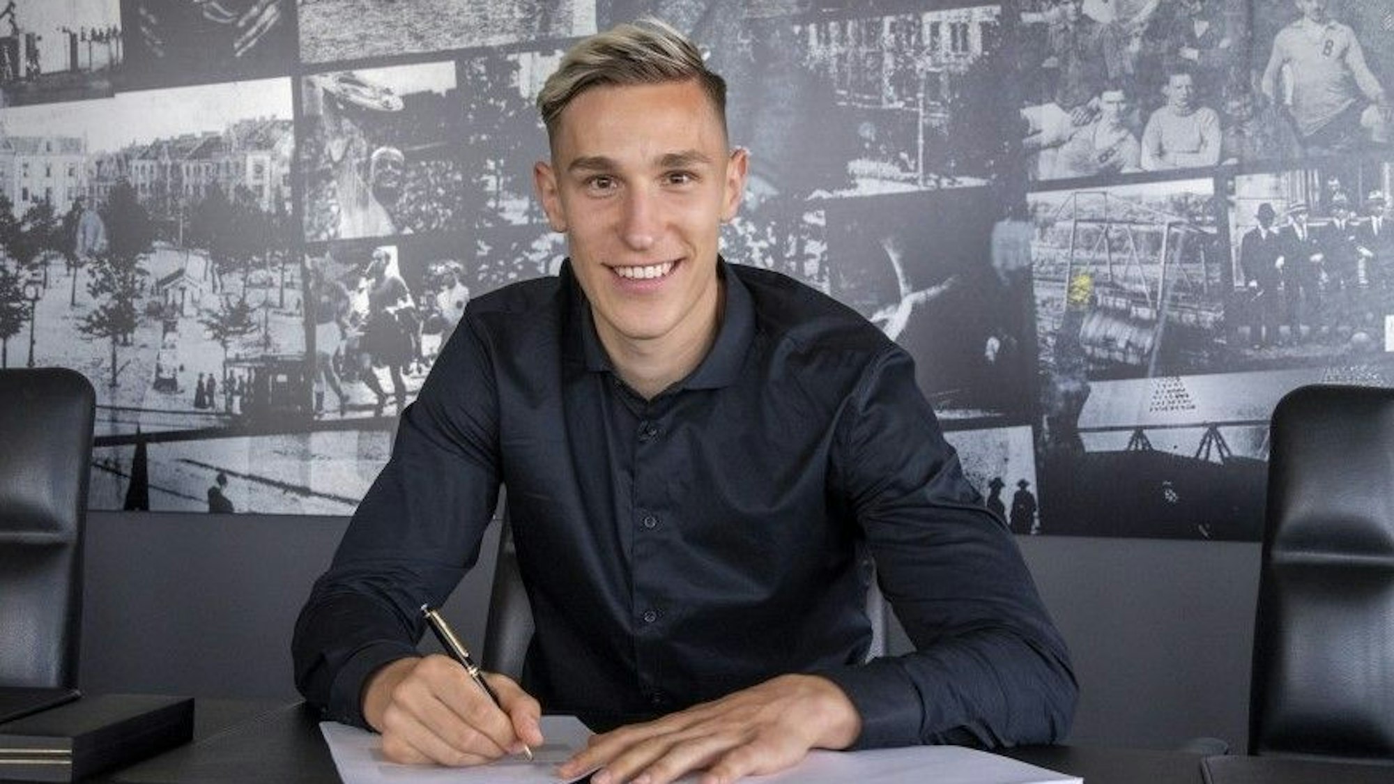 Nico Schlotterbeck bei der Unterschrift seines neuen Vertrags. Der Wechsel des Abwehrspielers vom SC Freiburg zu Borussia Dortmund ist jetzt offiziell. 