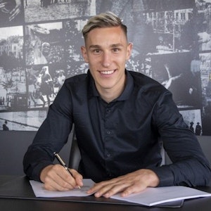 Nico Schlotterbeck bei der Unterschrift seines neuen Vertrags. Der Wechsel des Abwehrspielers vom SC Freiburg zu Borussia Dortmund ist jetzt offiziell.