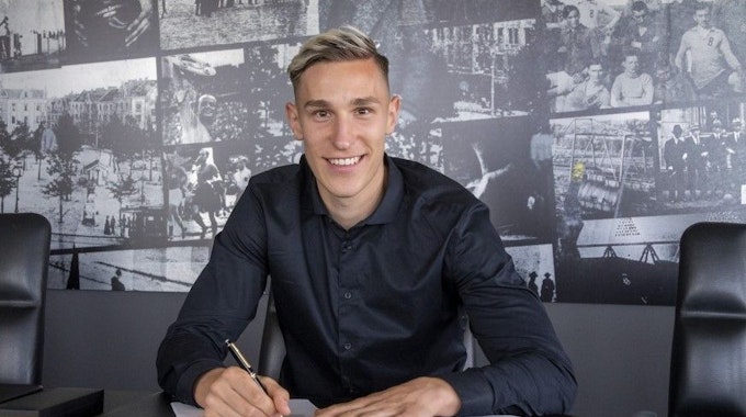 Nico Schlotterbeck bei der Unterschrift seines neuen Vertrags. Der Wechsel des Abwehrspielers vom SC Freiburg zu Borussia Dortmund ist jetzt offiziell.