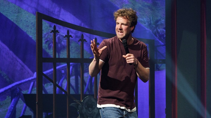 Luke Mockridge, Komiker, steht bei seiner Tour „A way back to Luckyland“ auf der Bühne der Wunderino-Arena.