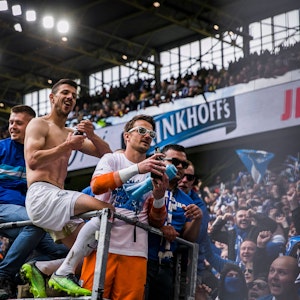Kapitän Anthony Losilla und Keeper Manuel Riemann feiern ausgelassen mit den Fans des VfL Bochum.