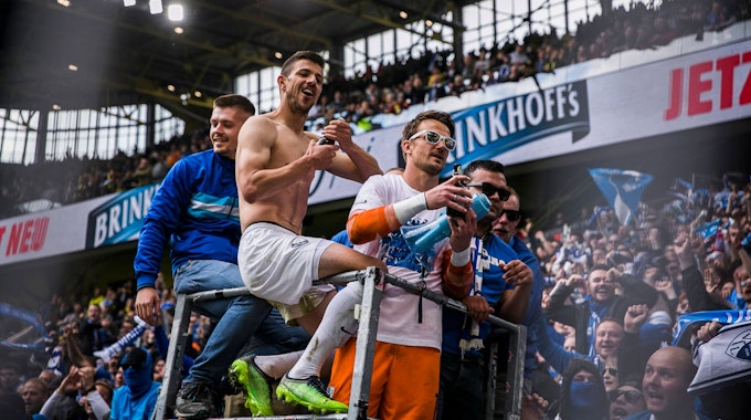 Kapitän Anthony Losilla und Keeper Manuel Riemann feiern ausgelassen mit den Fans des VfL Bochum.