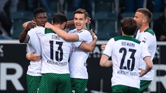 Gladbachs Torschütze Breel Embolo (l-r), Lars Stindl, Florian Neuhaus, Jonas Hofmann und Jordan Beyer jubeln nach dem Treffer zur 1:0 Führung.