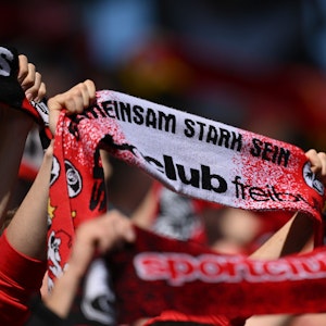 Fans des SC Freiburg feiern ihren Klub im Spiel gegen Bochum.