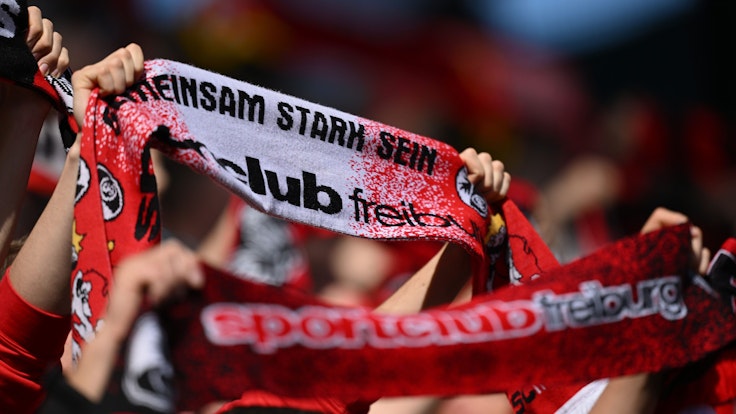 Fans des SC Freiburg feiern ihren Klub im Spiel gegen Bochum.