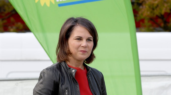 Grünen-Wahlkampf Bundesaußenministerin Annalena Baerbock (41) auf dem Rathausmarkt in Ahrensburg am 30.04.2022.