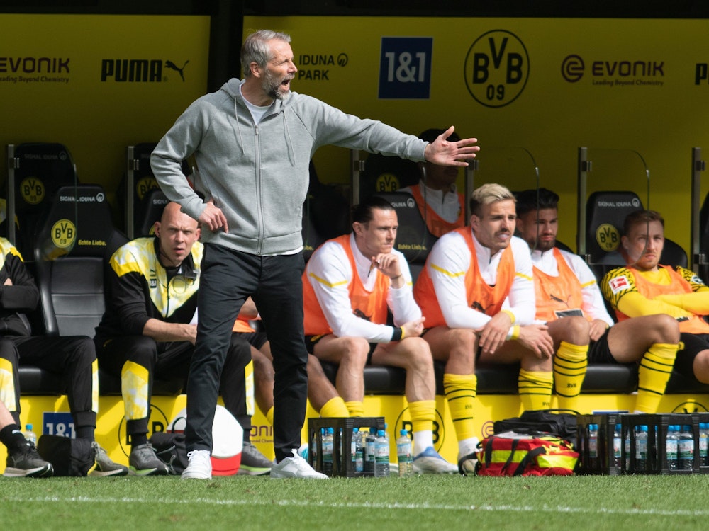Dortmunds Trainer Marco Rose gibt Anweisungen.