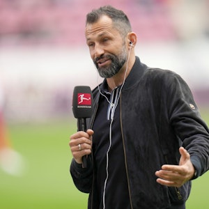 Hasan Salihamidzic spricht bei einem TV-Interview vor dem Bundesliga-Spiel des FC Bayern bei Mainz 05.