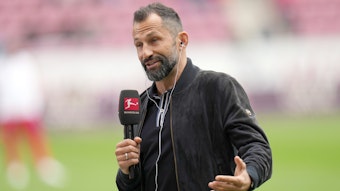 Hasan Salihamidzic spricht bei einem TV-Interview vor dem Bundesliga-Spiel des FC Bayern bei Mainz 05.