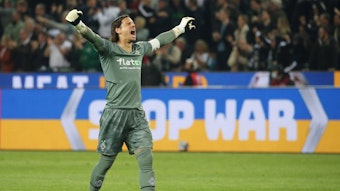 Yann Sommer, Torhüter von Borussia Mönchengladbach, bejubelt den Sieg der Fohlen im Bundesliga-Duell gegen RB Leipzig am Montag (2. Mai 2022) im Borussia-Park. Sommer reißt die Arme nach oben.