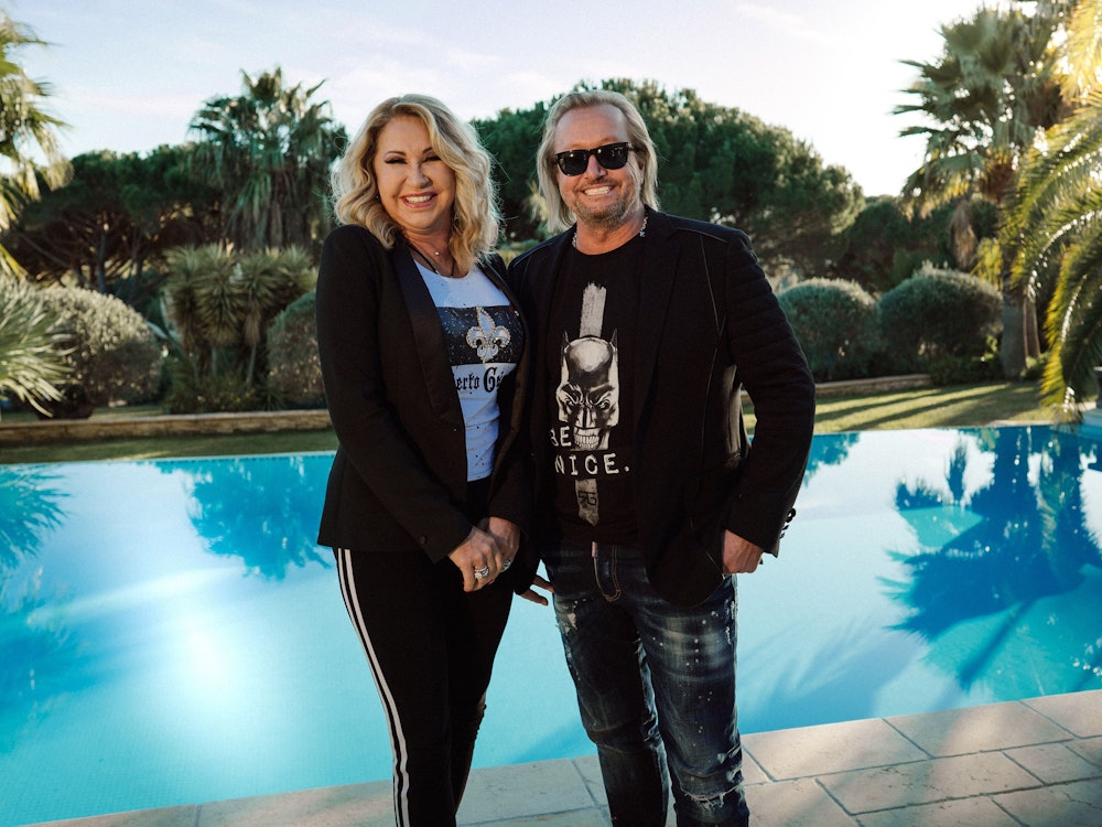 Robert und Carmen Geiss stehen im März 2021 vor einem Pool.