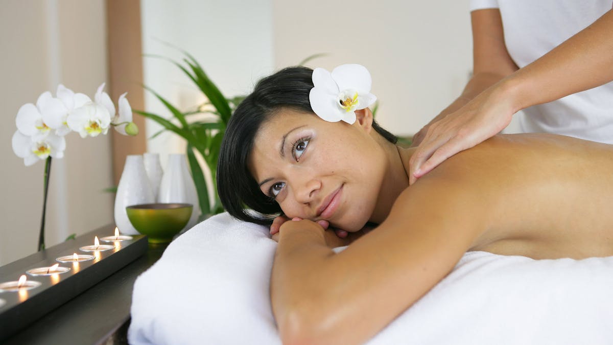Eine Frau erhält eine professionelle Massage.