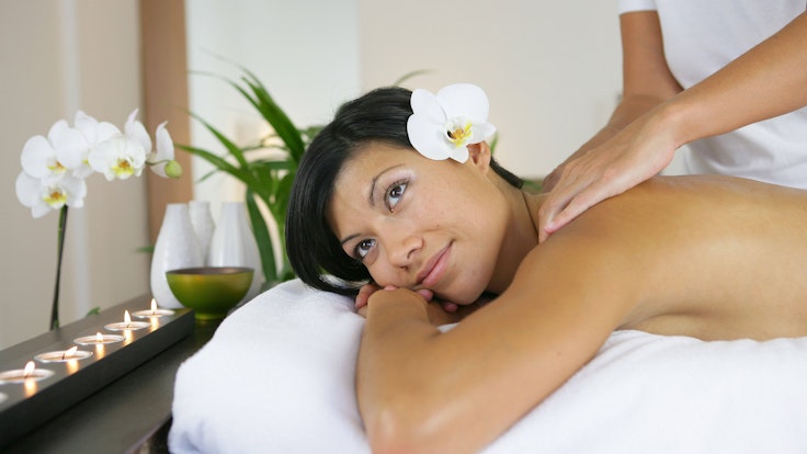 Eine Frau erhält eine professionelle Massage.