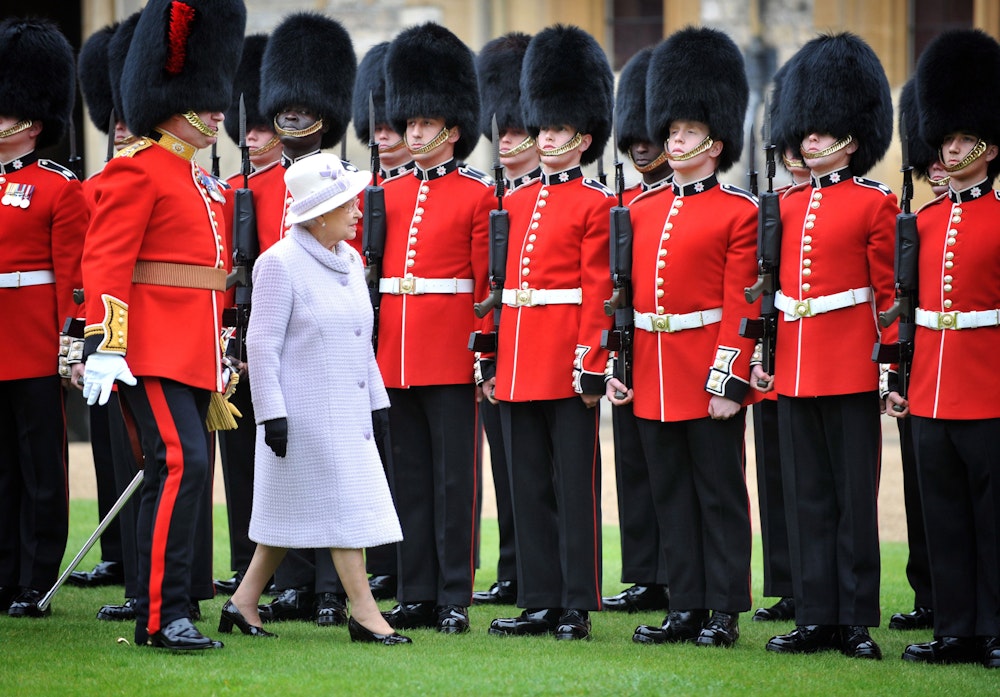 Die Queen vor ihren Royal Guardsmen