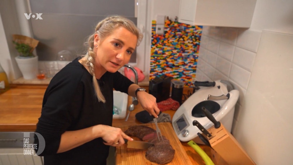 Kandidatin Alexandra aus Duisburg steht am zweiten Tag von „Das perfekte Dinner“ im Ruhrgebiet in ihrer Küche (TV-Ausstrahlung: 3. Mai 2022)