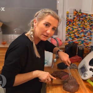 Kandidatin Alexandra aus Duisburg steht am zweiten Tag von „Das perfekte Dinner“ im Ruhrgebiet in ihrer Küche (TV-Ausstrahlung: 3. Mai 2022)