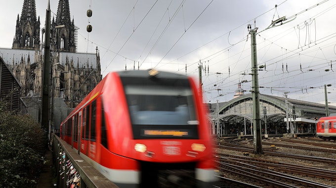 Ein Regionalzug verlässt den Hauptbahnhof in Köln