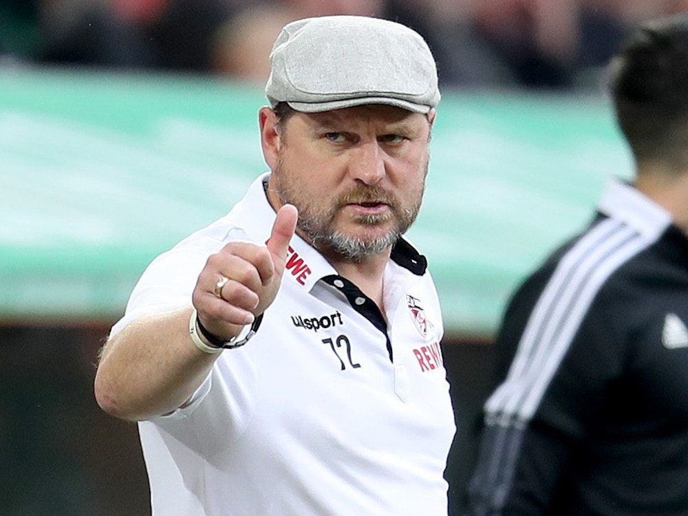 Steffen Baumgart zeigt's an: Daumen hoch für den 1. FC Köln.