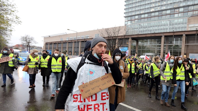 Teilnehmer an einem Streik vor der Uniklinik Köln